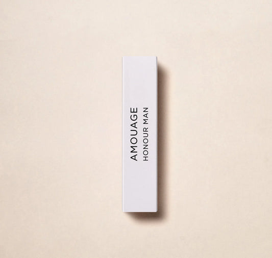Ζήστε την πολυτέλεια του οίκου αρωμάτων Amouage με το επίσημο δείγμα αρώματος Honour Man 2ml 0,06 oz. Βυθιστείτε στο εκλεπτυσμένο άρωμα αυτού του διάσημου brand. Ιδανικό για ανανεώσεις εν κινήσει ή ως δείγμα των εκλεκτών αρωμάτων της Amouage.