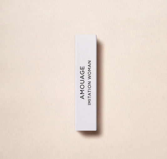 Ζήστε το πολυτελές άρωμα του Amouage Imitation Woman με αυτό το επίσημο δείγμα 2ml 0,06 oz. Κατασκευασμένο από τον διάσημο οίκο αρωμάτων Amouage, αυτό το άρωμα αποπνέει κομψότητα και φινέτσα. Ιδανικό για δοκιμή πριν την αγορά του πλήρους μεγέθους ή γ