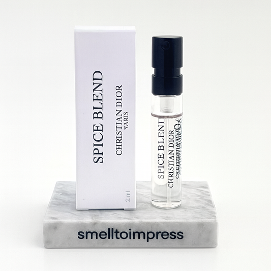 λεπτομέρεια του CHRISTIAN DIOR SPICE BLEND (Unisex) EDP 1.2ML επίσημα δείγματα αρώματος σε βάση από μάρμαρο smelltoimpress