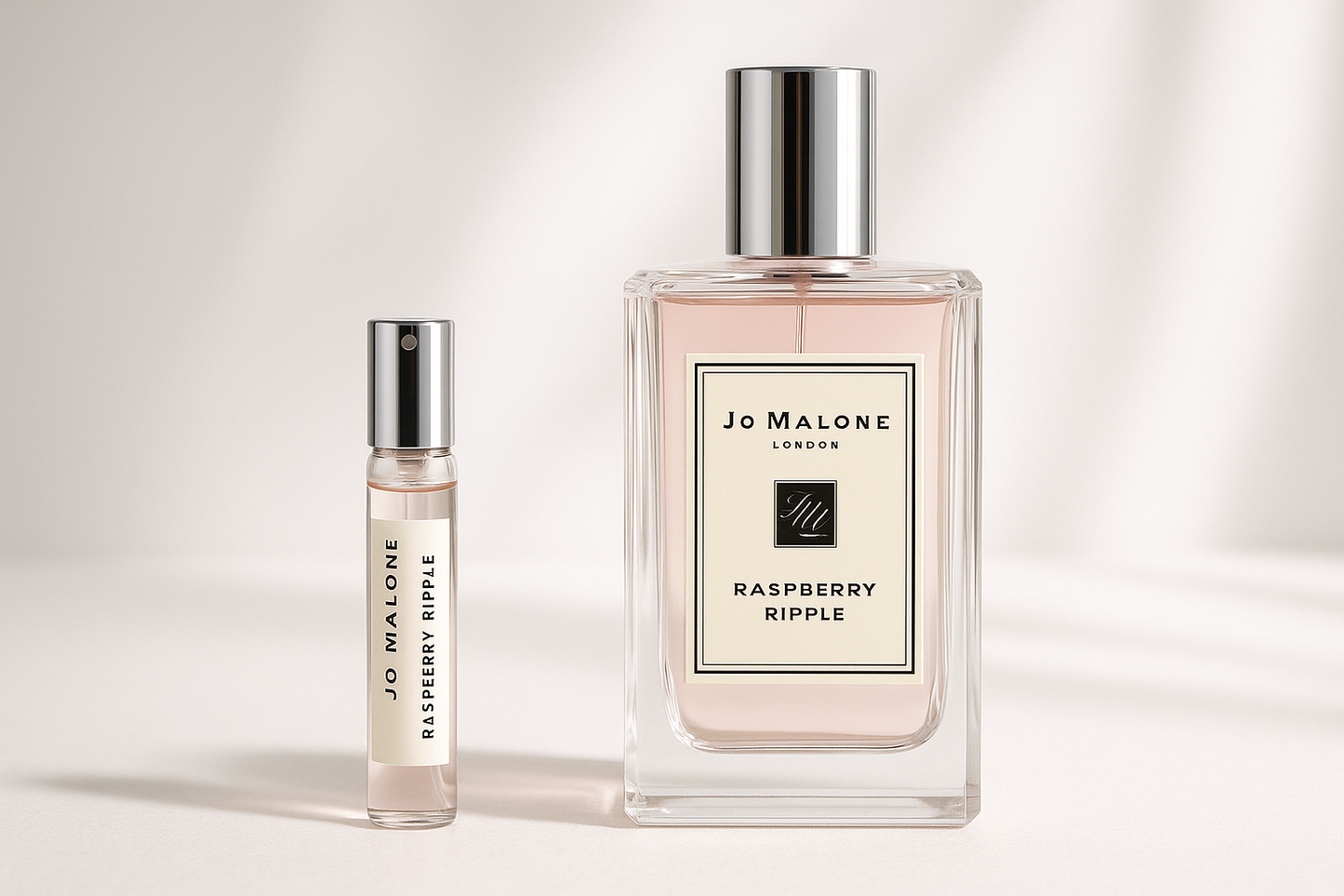 Δείγμα αρώματος Jo Malone Raspberry Ripple 2ml δίπλα σε μπουκάλι αρώματος Jo Malone Raspberry Ripple 100ml